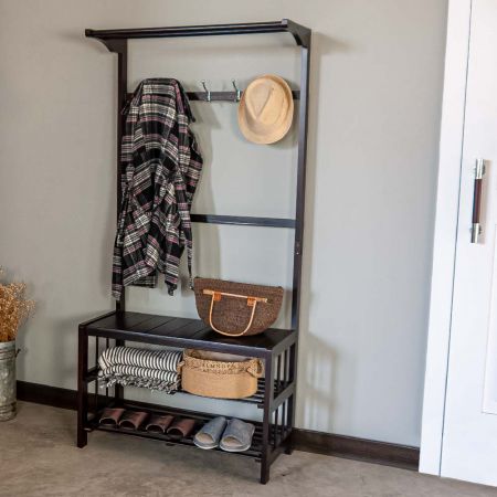 全体の高さ約170cmの上には、ハンガーやコートを掛けられる円形の横木が2本あります。その約20cm下に、鉄製のフックが5つあります。